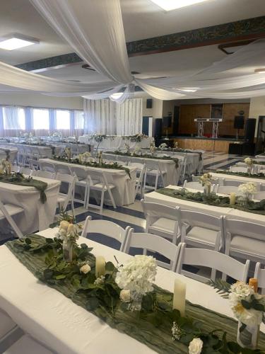 Nordahl Hall photo Wedding table with flowers from Oswaldo 2023